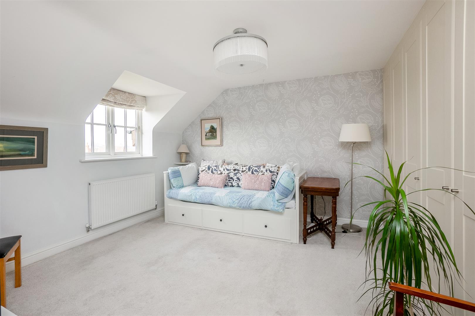 4 Bed, 2 Bath Property For Sale in Hornsby Close, CV36 4AH